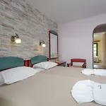 Naxos 4*