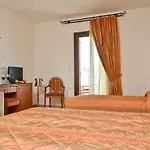 Naxos 4*